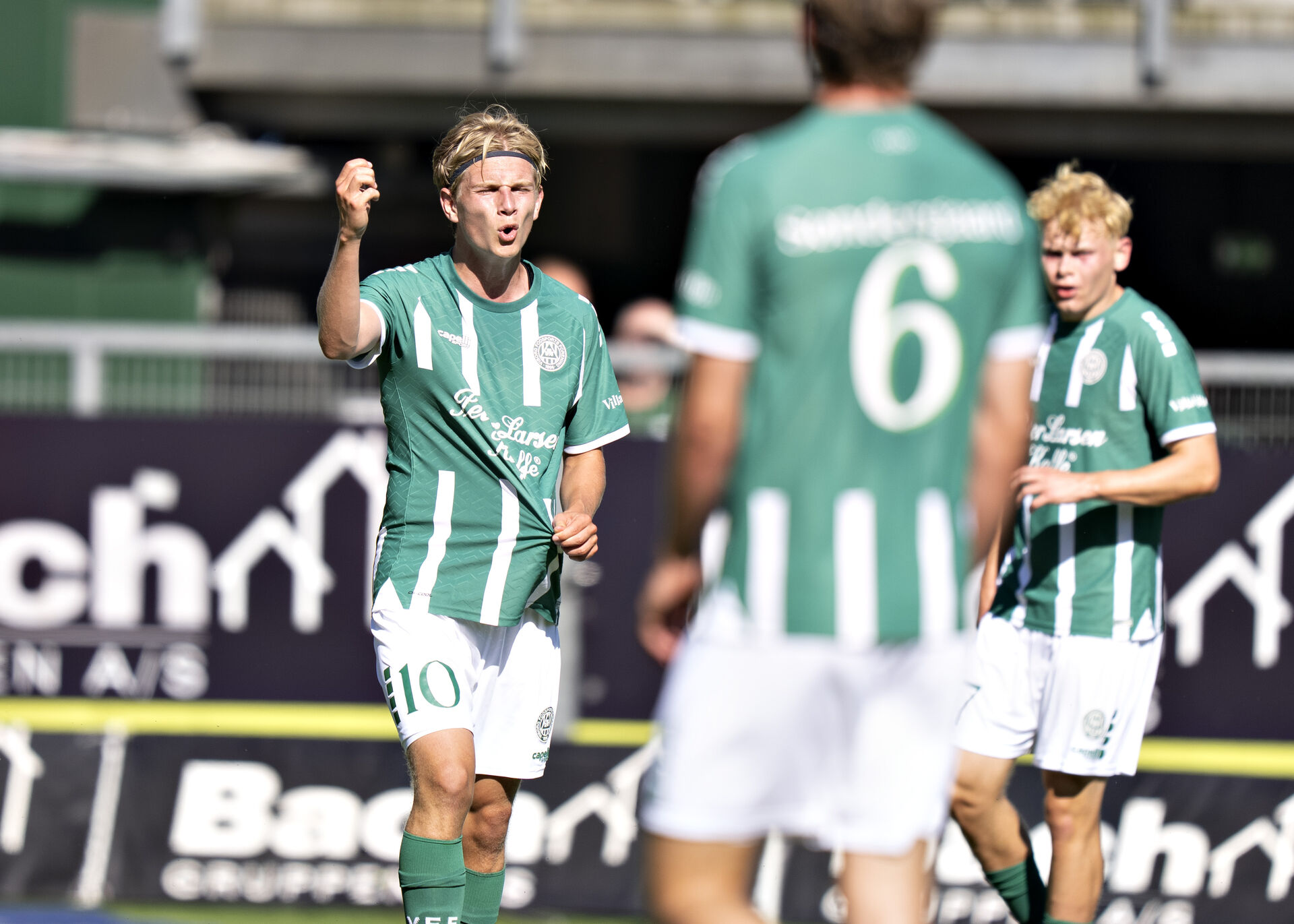 Viborg FF's Thomas Jørgensen slår ud med armen under en Viborg FF-kamp