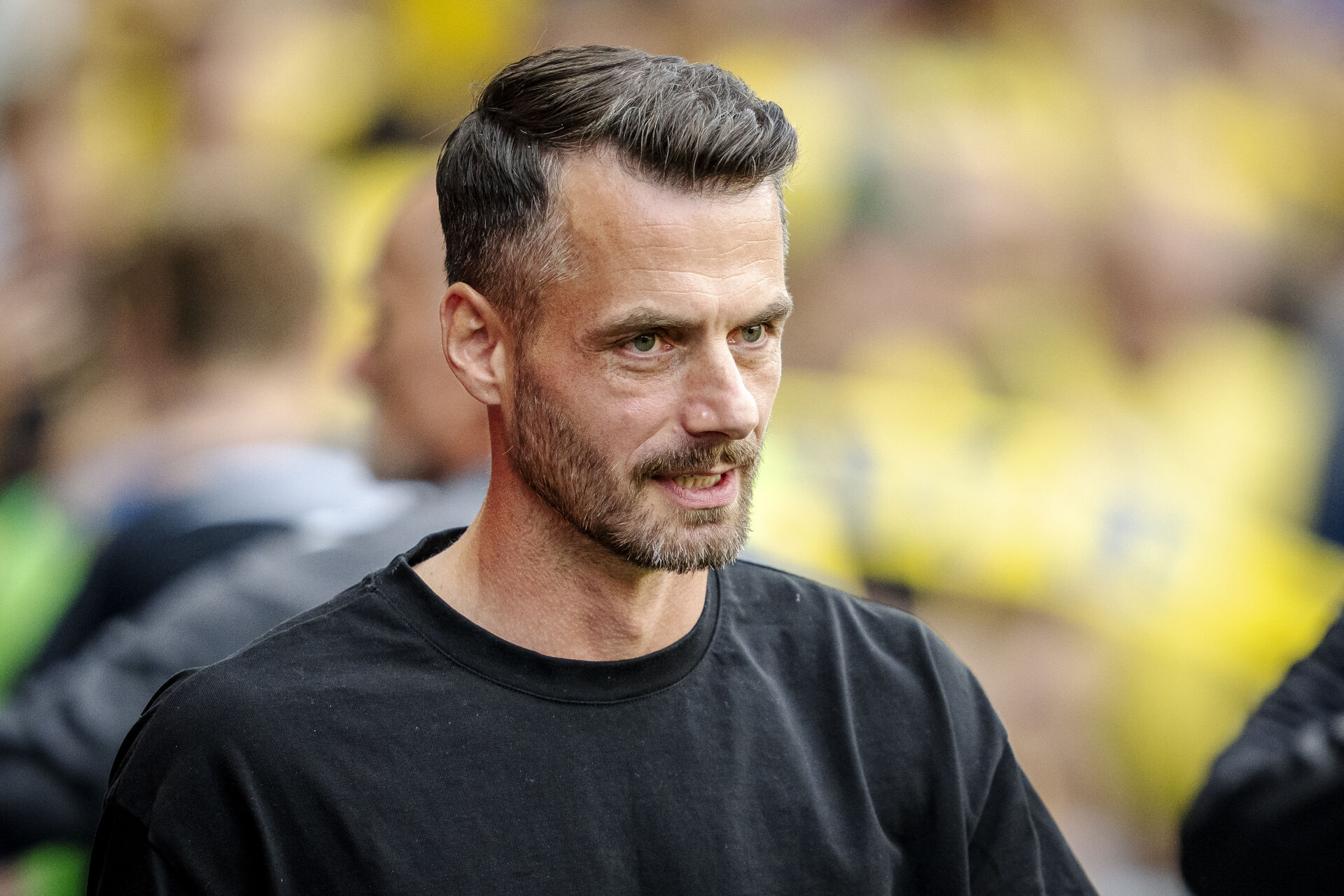 Sölvi Ottesen stirrer på Brøndby Stadion