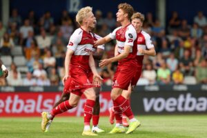 Jeppe Erenbjerg fejrer en scoring.