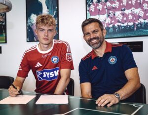 William Løkke Møller skriver under på sin nye kontrakt med Silkeborg