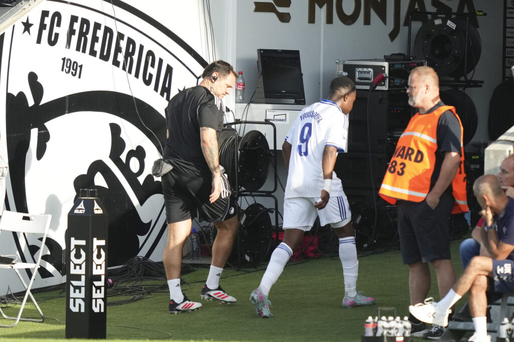 Youssoufa Moukoko på vej fra banen med en skade.