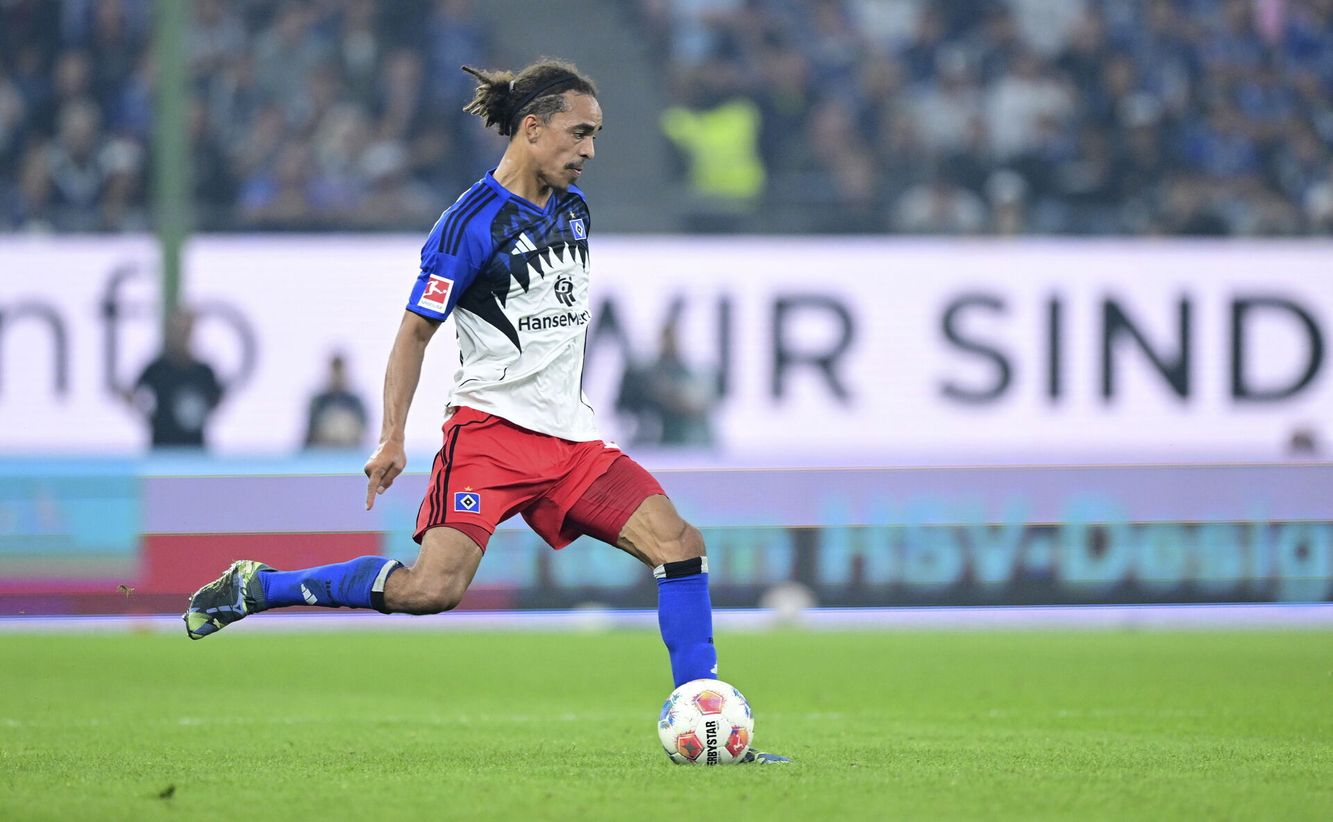 Yussuf Poulsen laver et spark med højre.