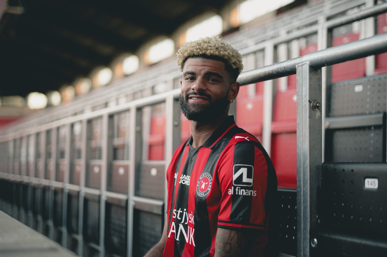 Philip Billing poserer i den midtjyske trøje