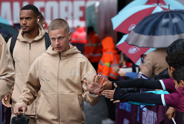 Soccer Football - Premier League - Burnley v Nottingham Forest - Turf Moor, Burnley, Britain - September 20, 2025 Nottingham Forests Oleksandr Zinchenko arrives at the stadium before the match REUTERS/Scott Heppell EDITORIAL USE ONLY.NO USE WITH UNAUTHORIZED AUDIO, VIDEO, DATA, FIXTURE LISTS, CLUB/LEAGUE LOGOS OR LIVE SERVICES. ONLINE IN-MATCH USE LIMITED TO 120 IMAGES, NO VIDEO EMULATION.NO USE IN BETTING, GAMES OR SINGLE CLUB/LEAGUE/PLAYER PUBLICATIONS. PLEASE CONTACT YOUR ACCOUNT REPRESENTATIVE FOR FURTHER DETAILS..