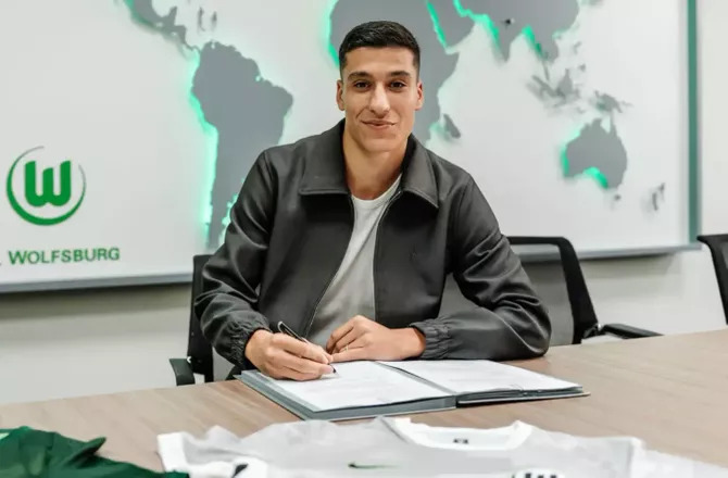 ADam Daghim præsenteres i Wolfsburg.