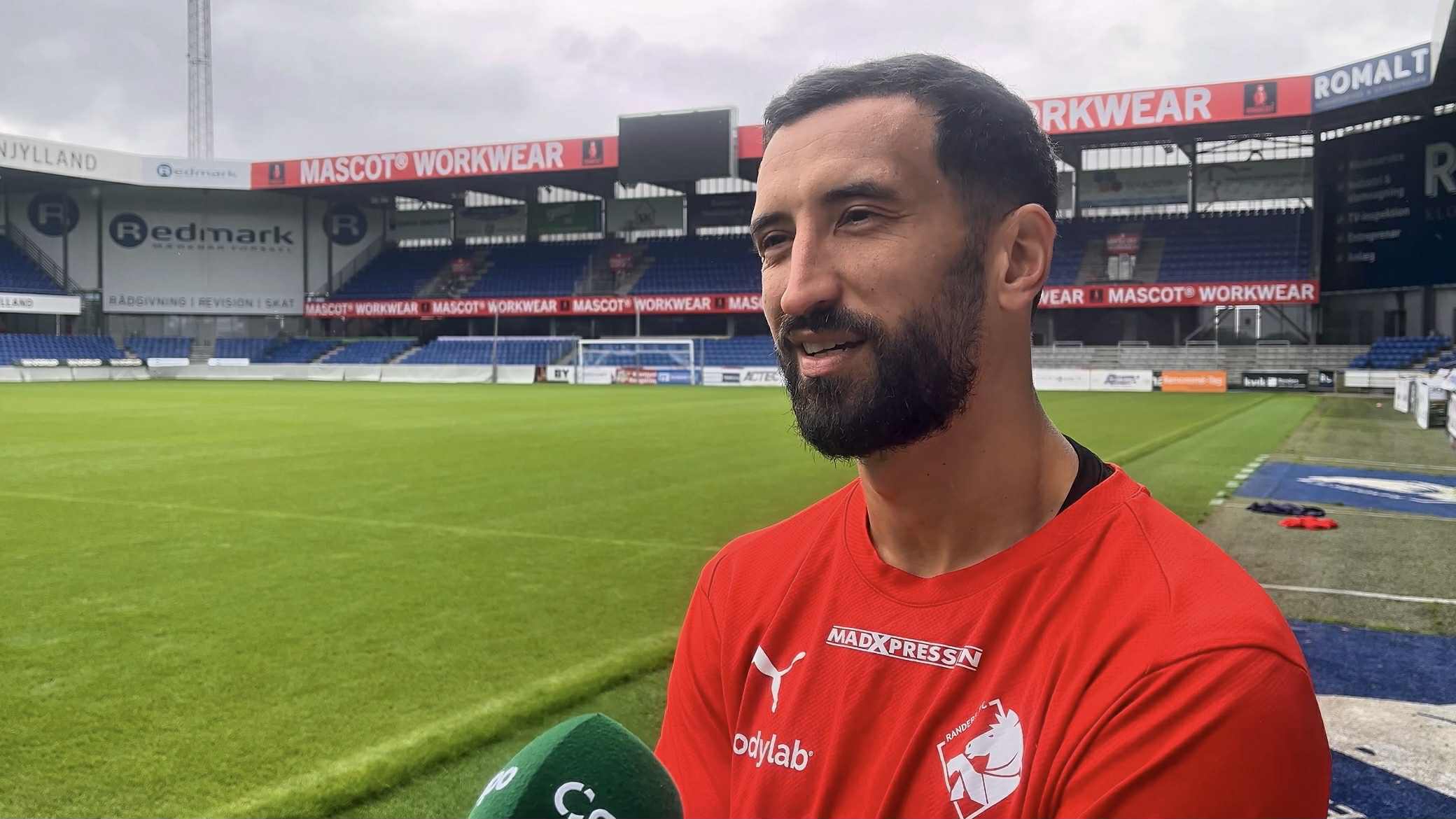 Paul Izzo interviewes efter træning i Randers FC.