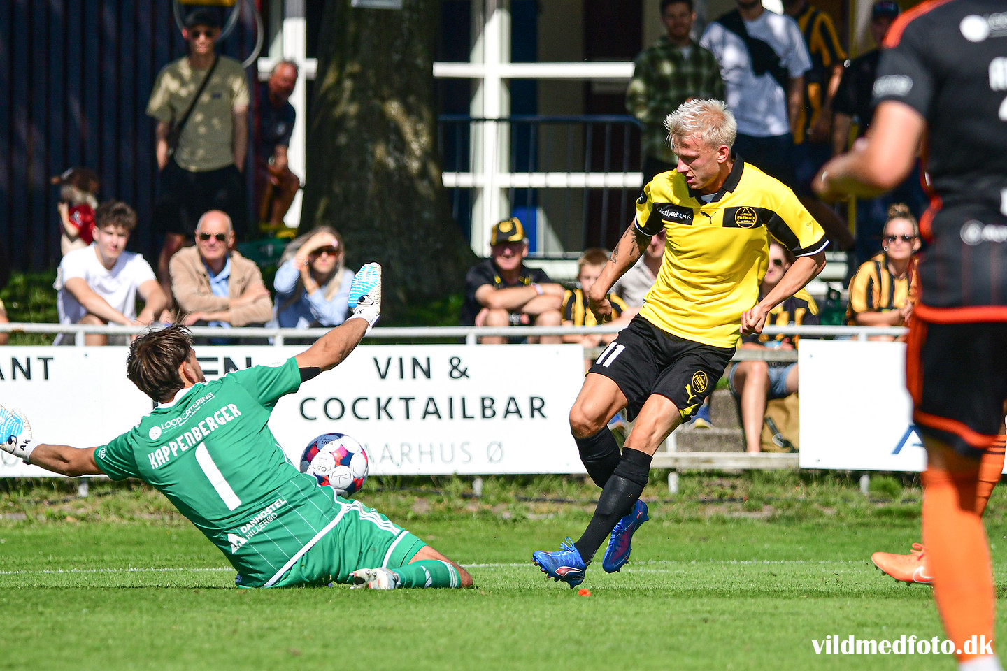 Kasper Lunding afslutter på mål i en kamp for Aarhus Fremad.