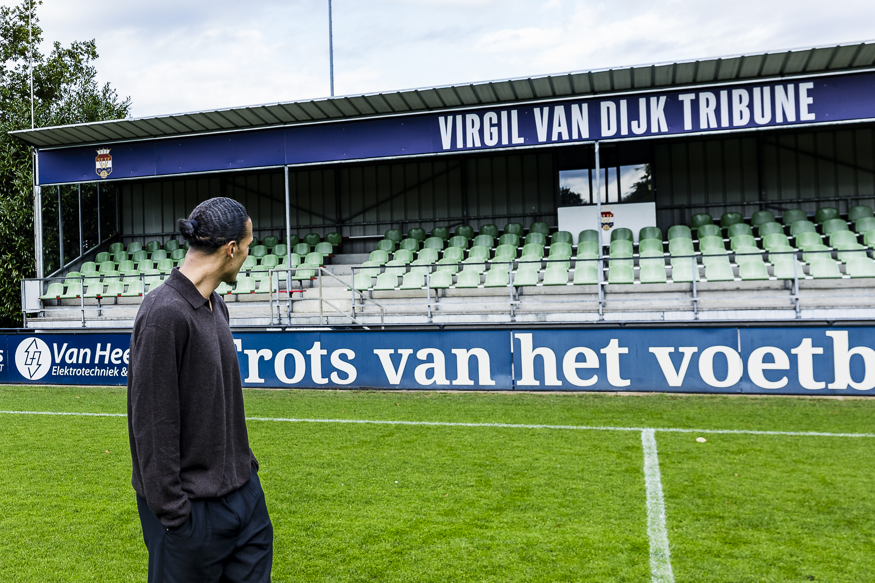 Virgil van Dijk foran tribunen opkaldt efter ham på Willem II's akademistadion.