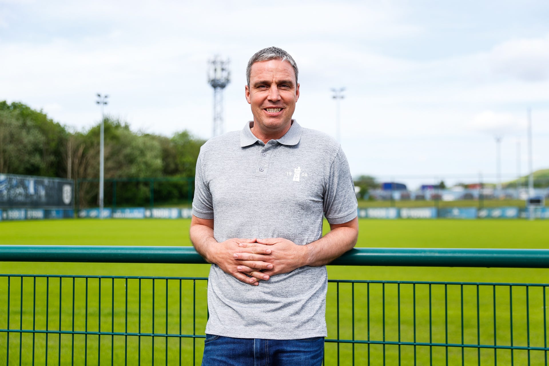 Michel Duff bliver præsenteret i Huddersfield