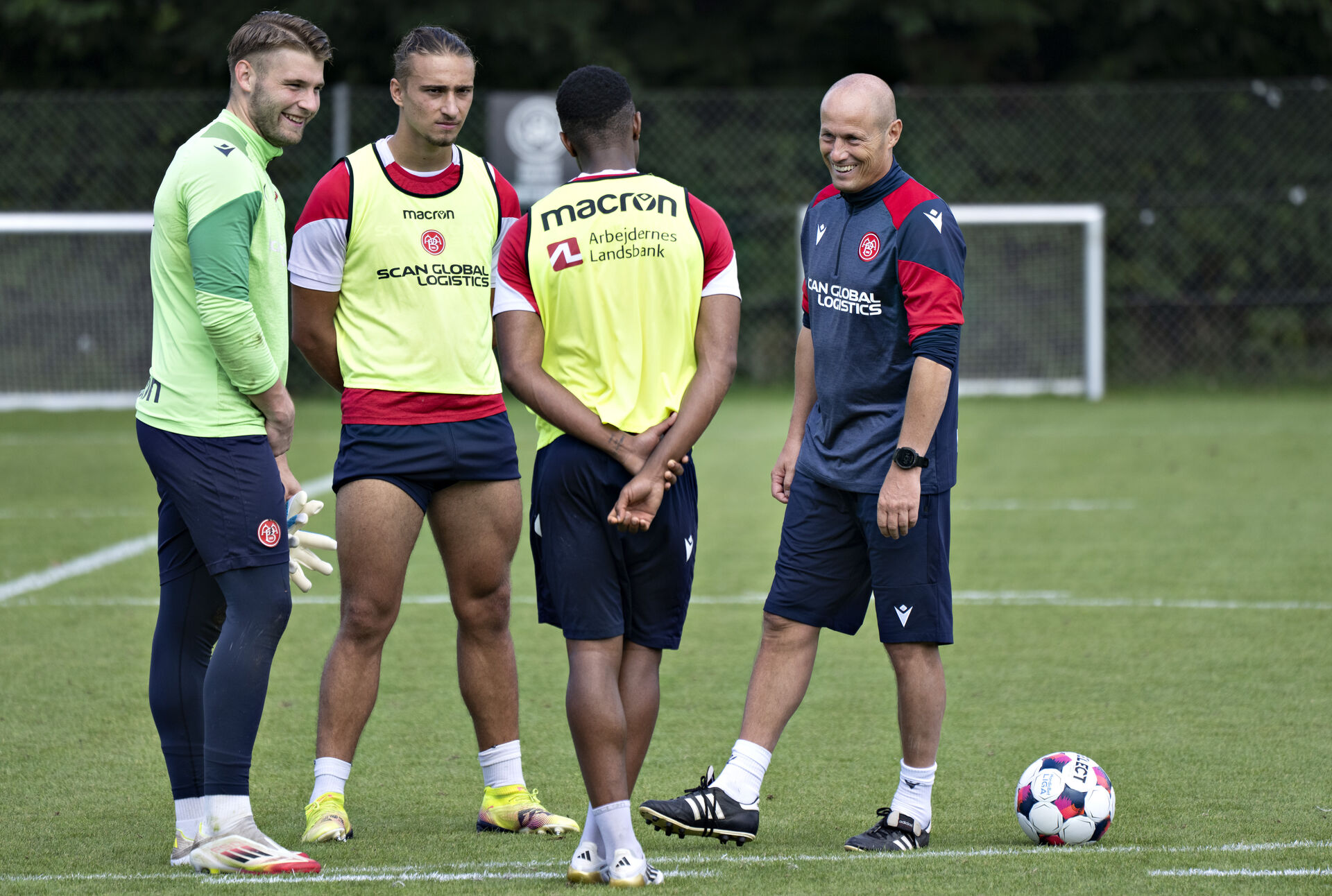 Smil og glade dage på træningsbanen i AaB.