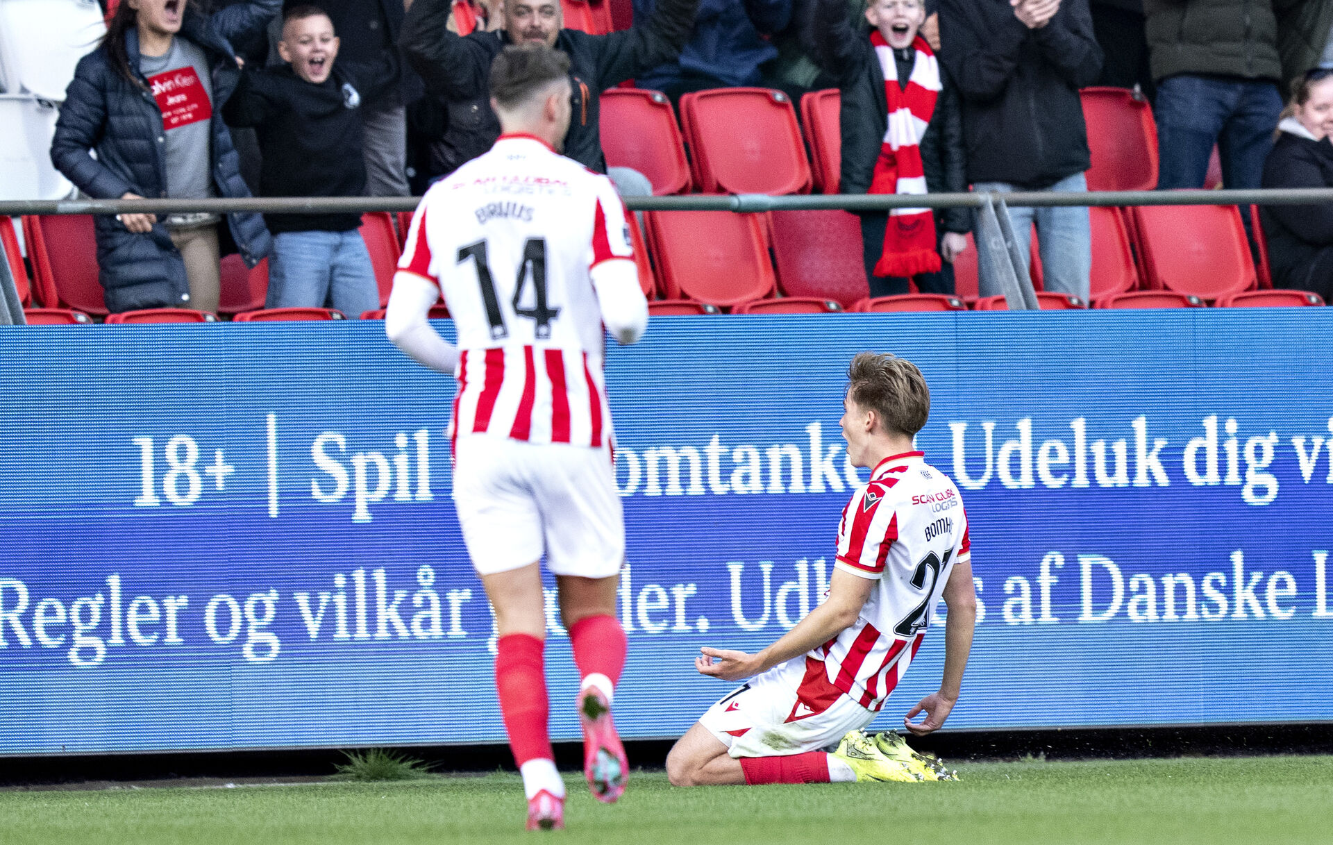 Mads Bomholt jubler over en scoring på Aalborg Portland Park.