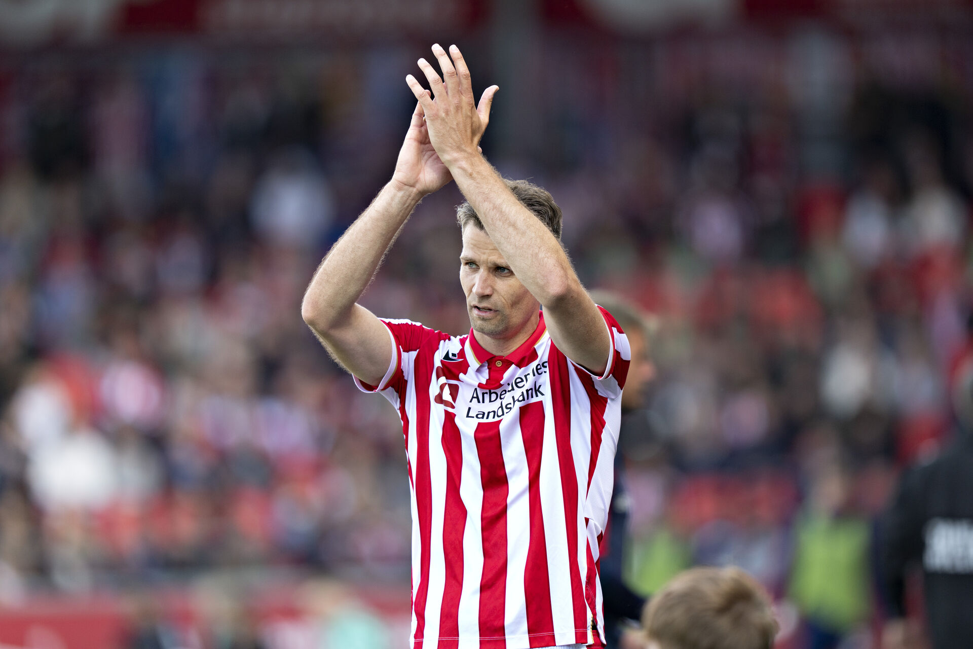 Nicklas Helenius klapper ud til fansene.