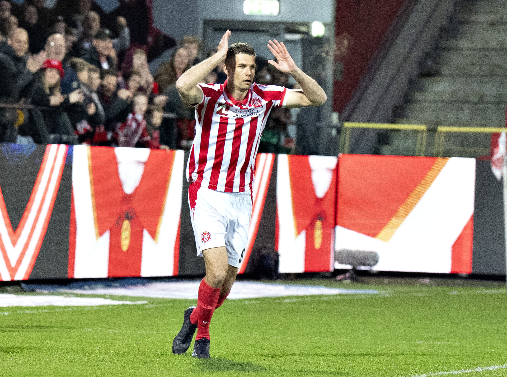 Nicklas Helenius tager sig til hovedet