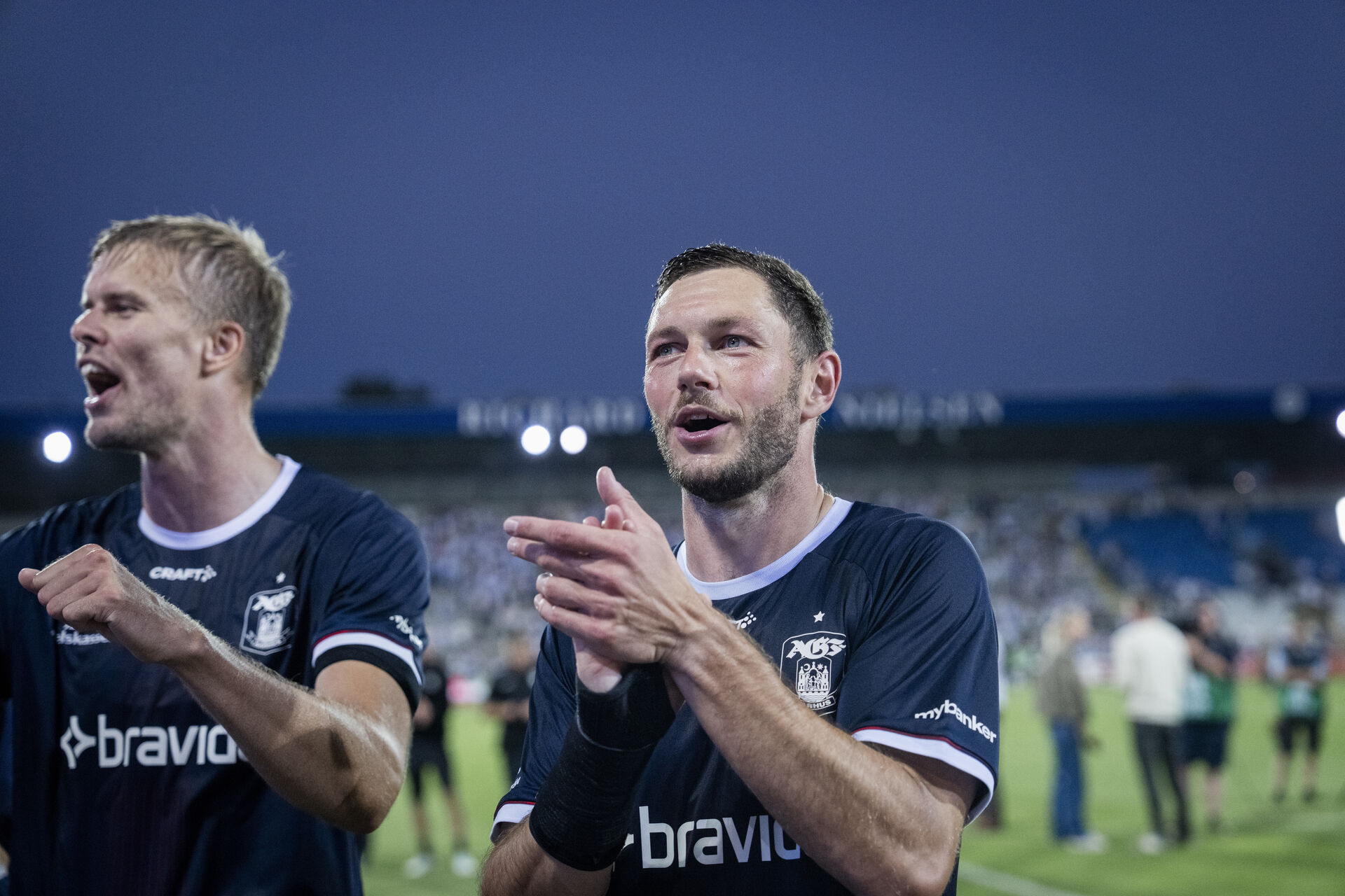Henrik Dalsgaard klapper ved siden af Frederik Tingager.