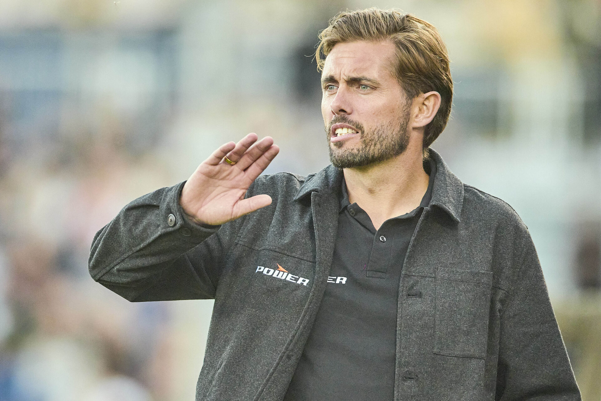 Jakob Poulsen dirigerer sine AGF-spillere under kamp.