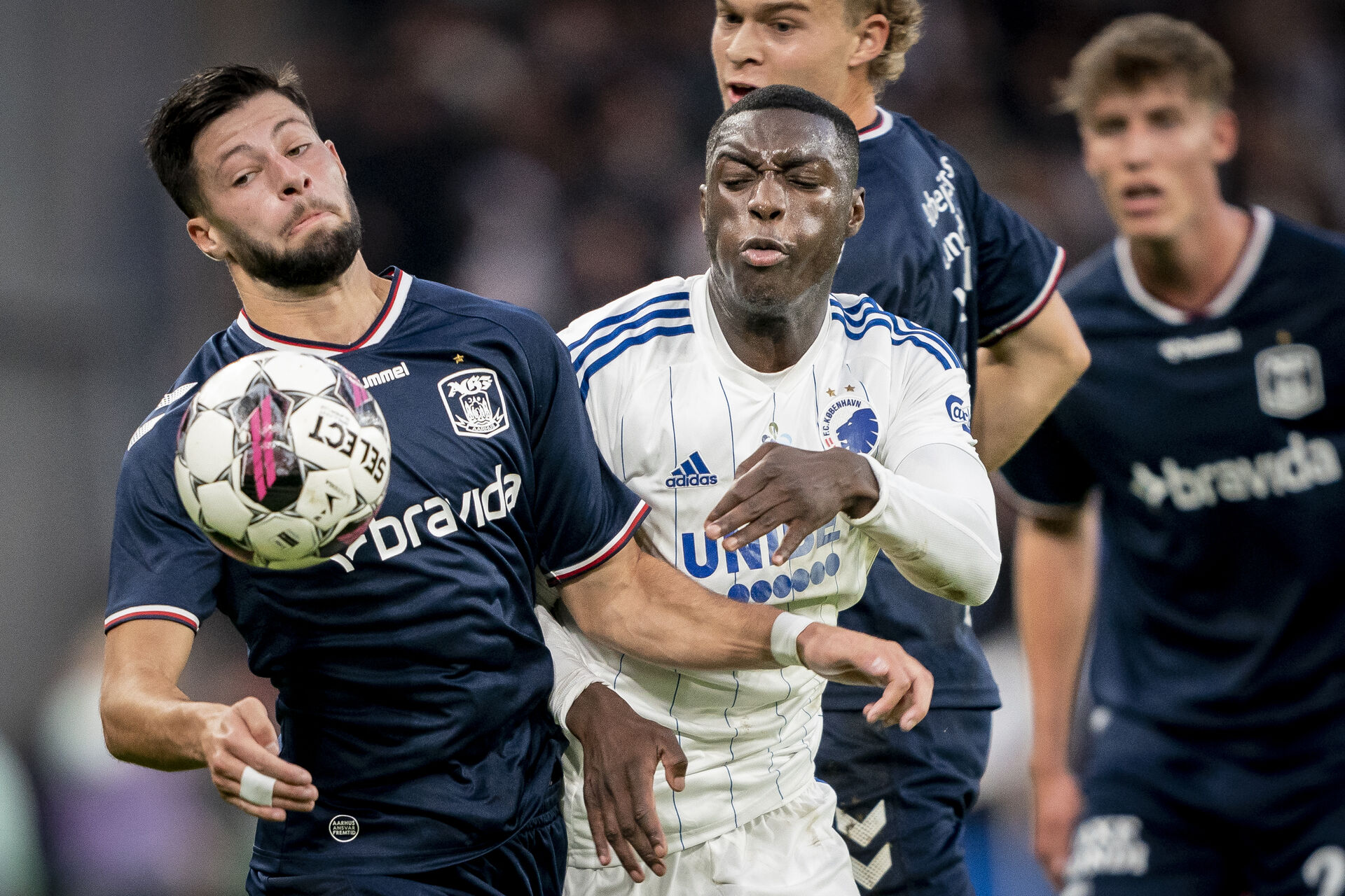 AGF's Kevin Yakob i kamp sammen med Mads Emil Madsen mod F.C. København tilbage i 2022.