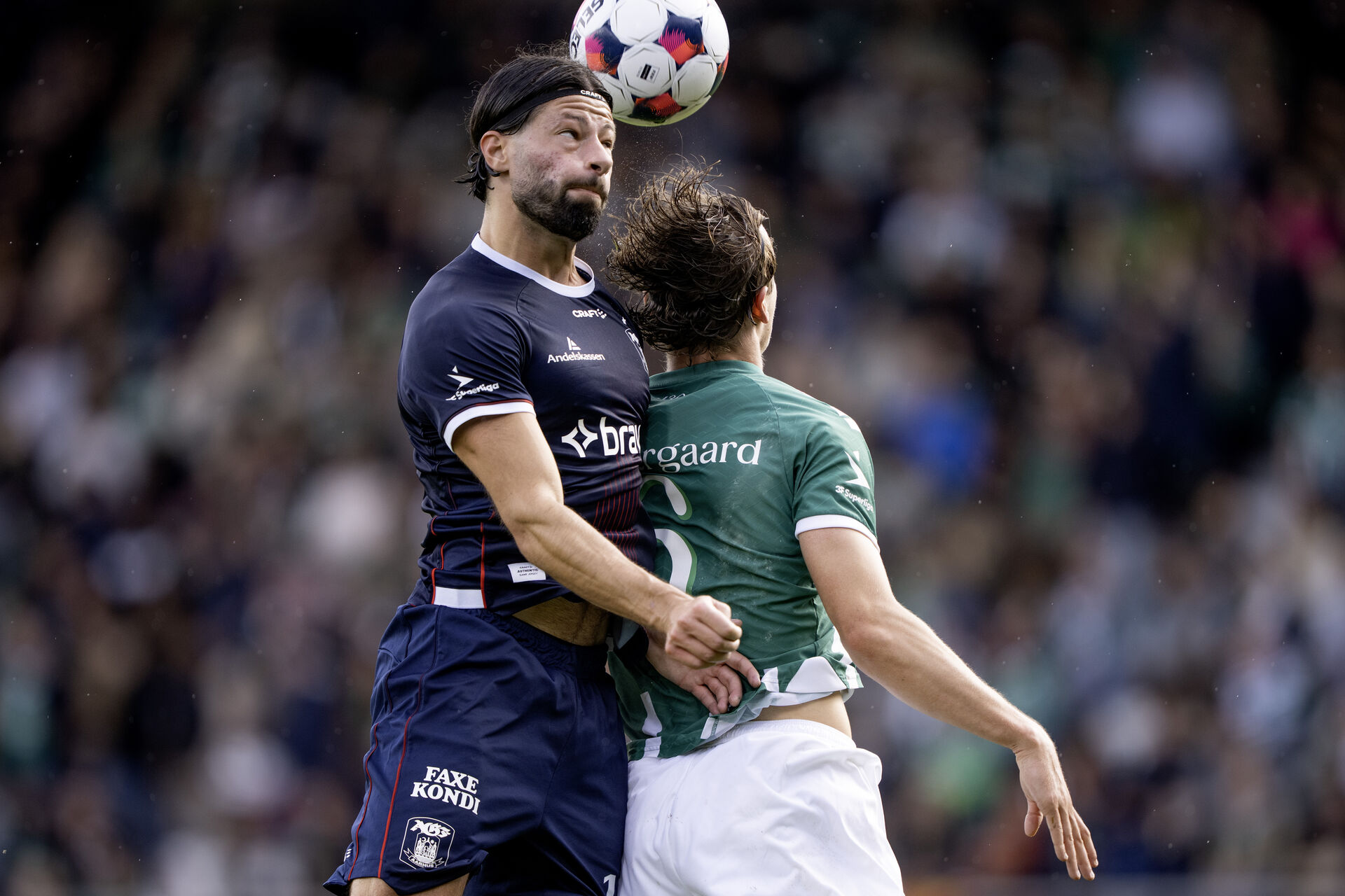 AGF's Kevin Yakob i luftduel med en Viborg-spiller.