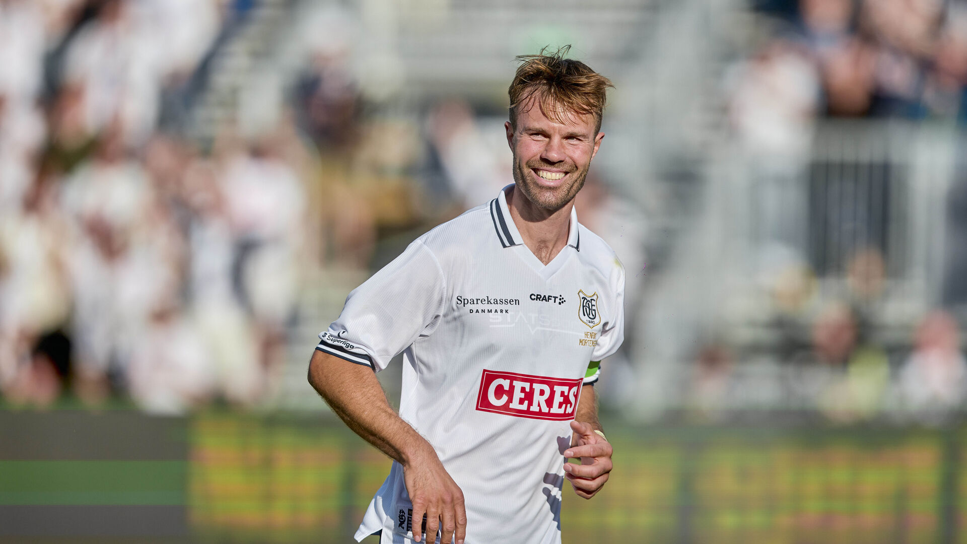 Patrick Mortensen smiler i AGFs hjemmebanetrøje