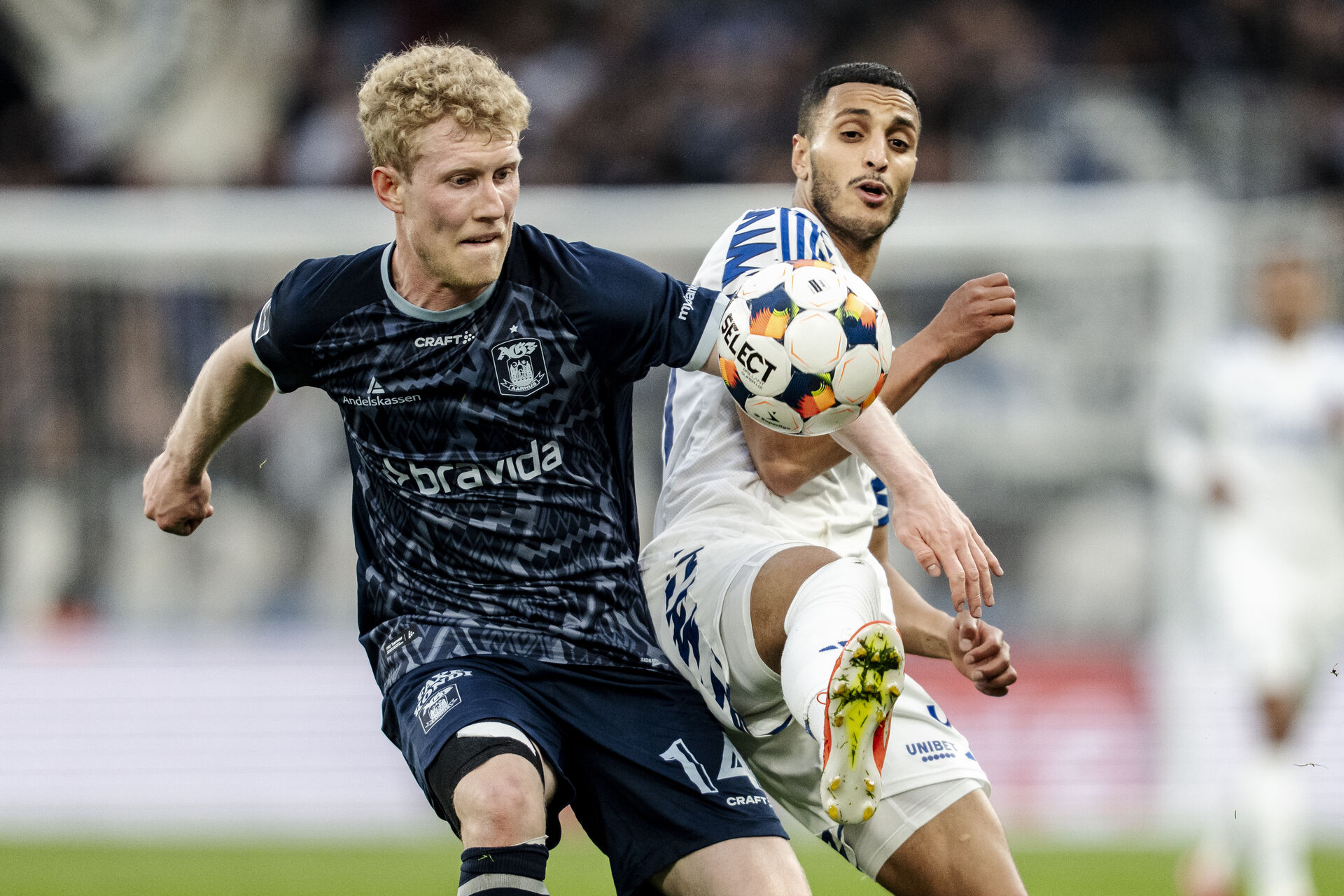 AGF's Tobias Mølgaard i duel med F.C. Københavns Elias Achouri.