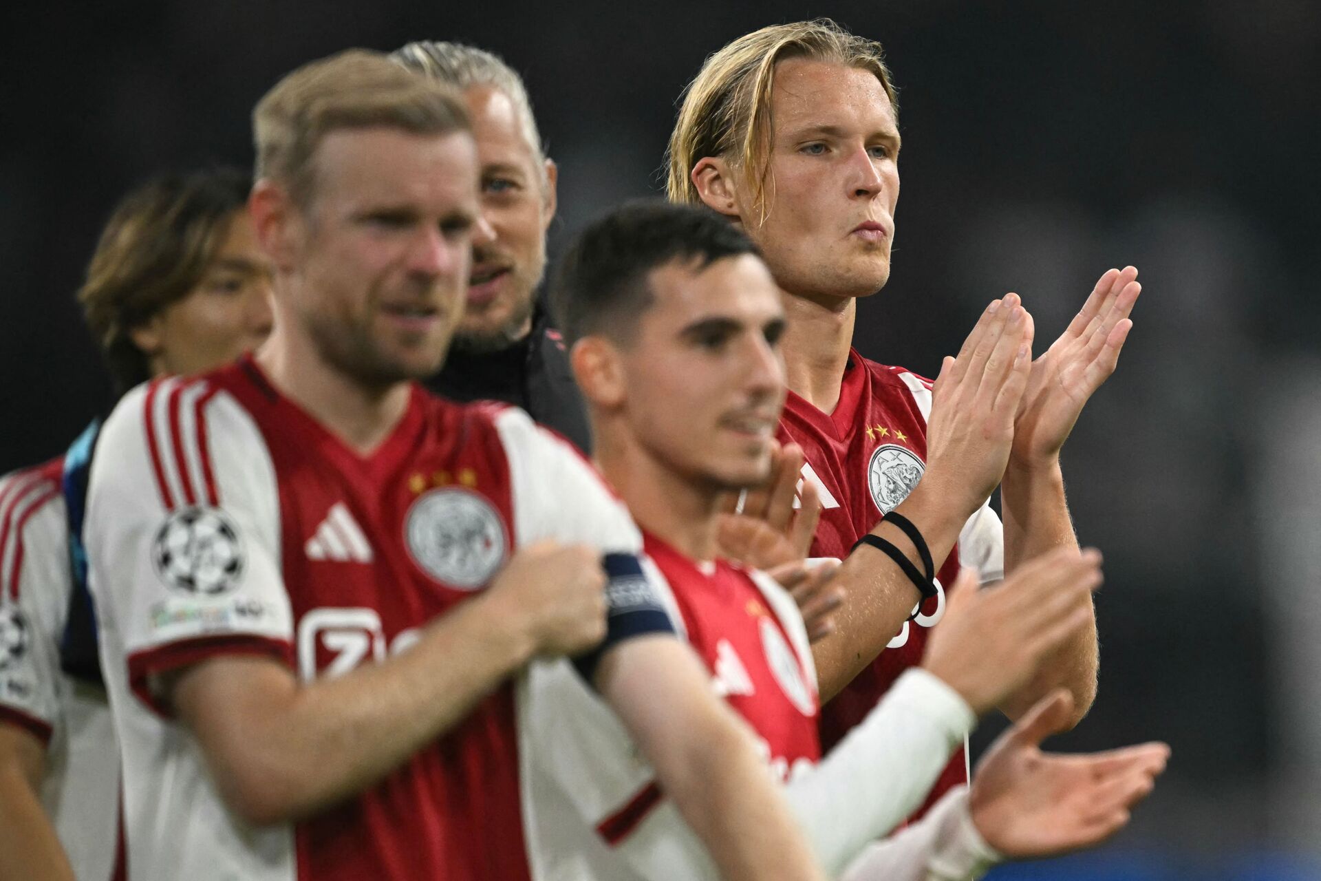 Kasper Dolberg klapper efter Ajax' nederlag mod Inter.