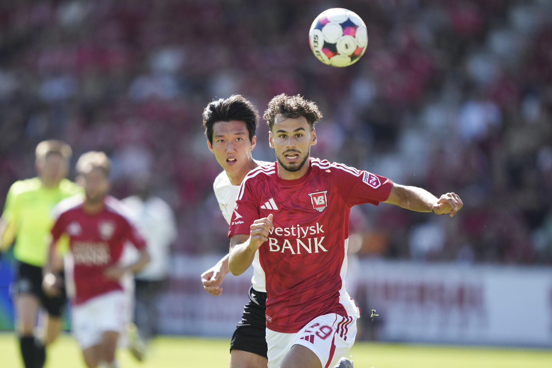 Amin Chikha jagter bolden i kamp mod FC Midtjylland