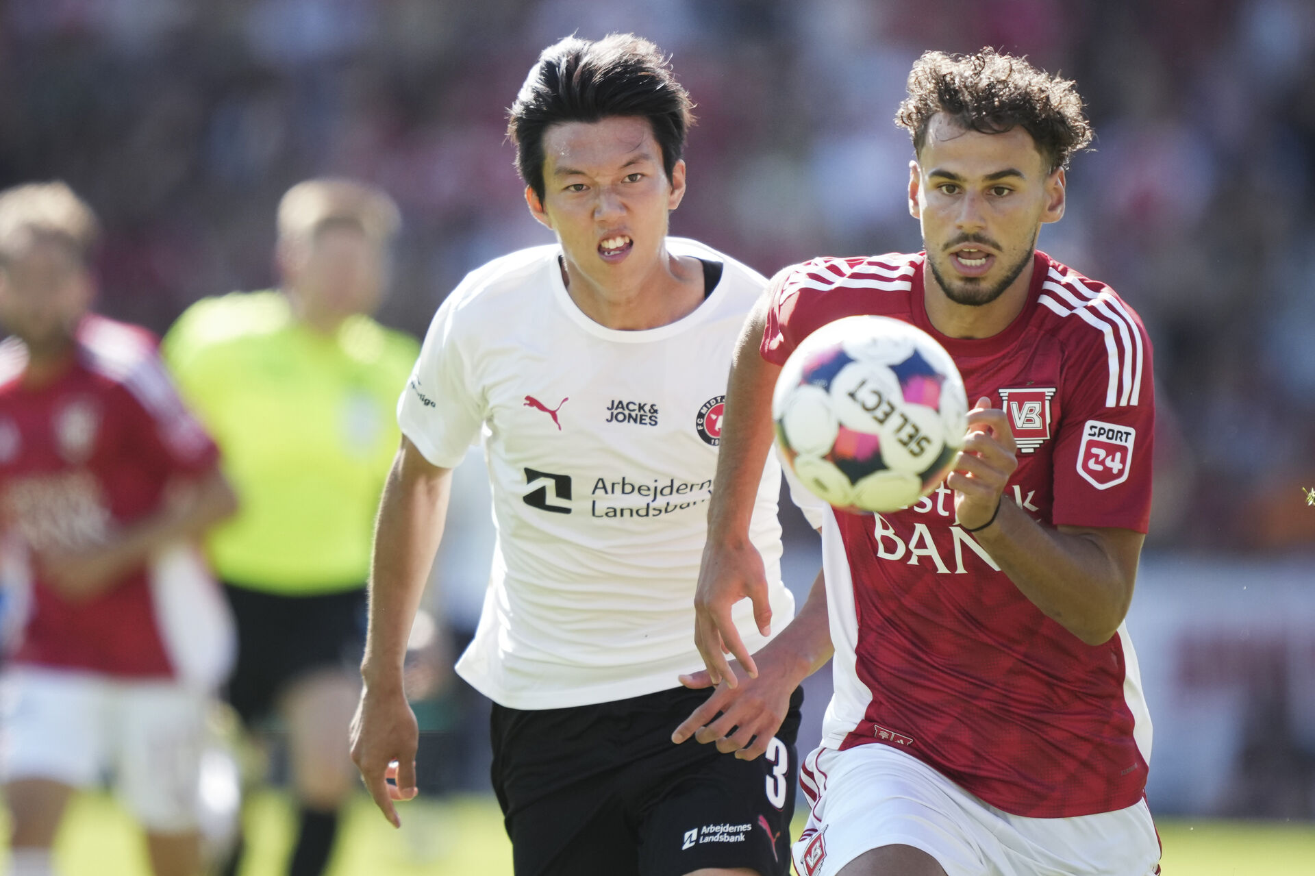 Amin Chikha jagter bolden i kamp mod FC Midtjylland