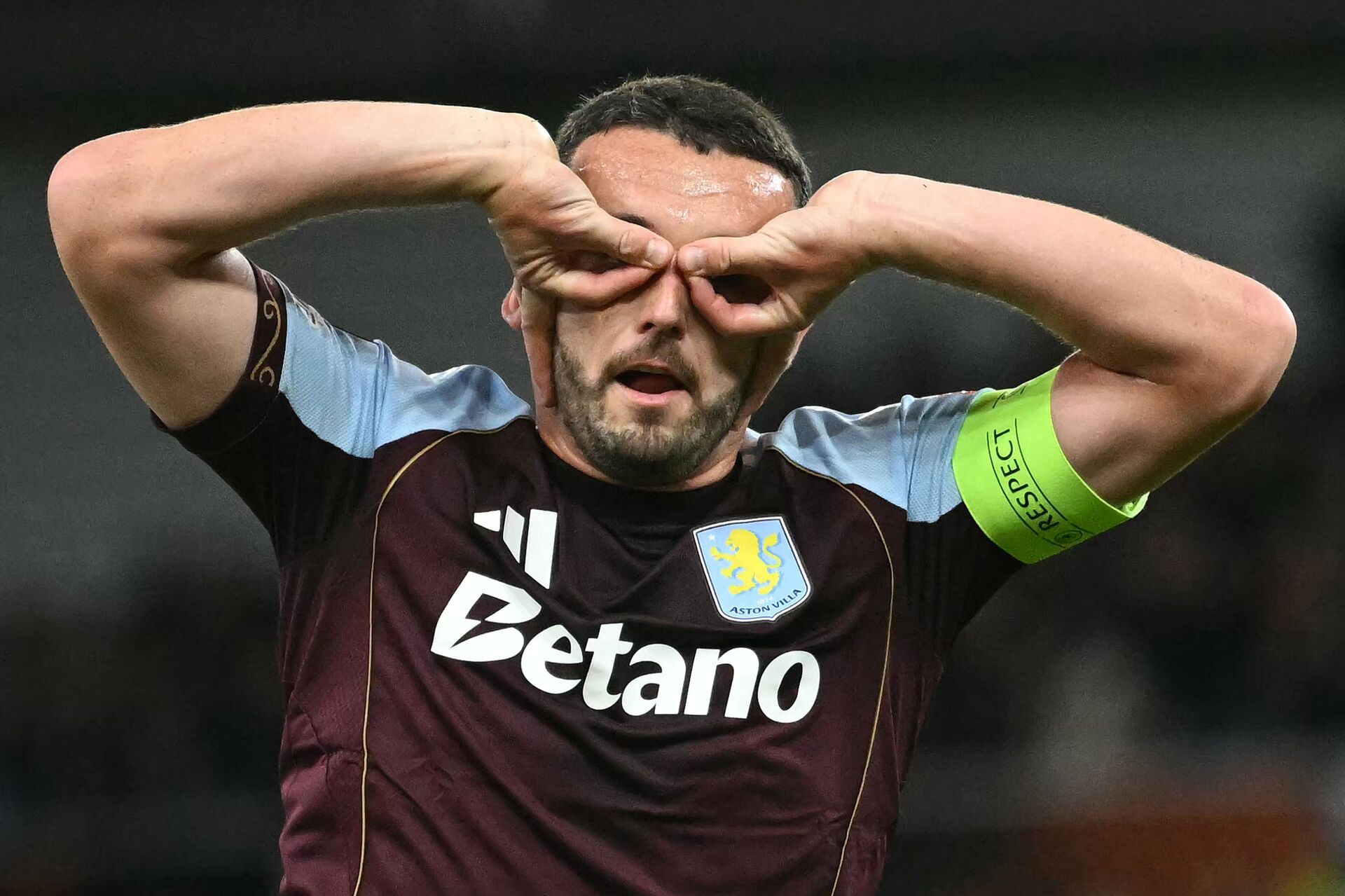 Aston Villas John McGinn med briller som jubelscene mod Bologna.