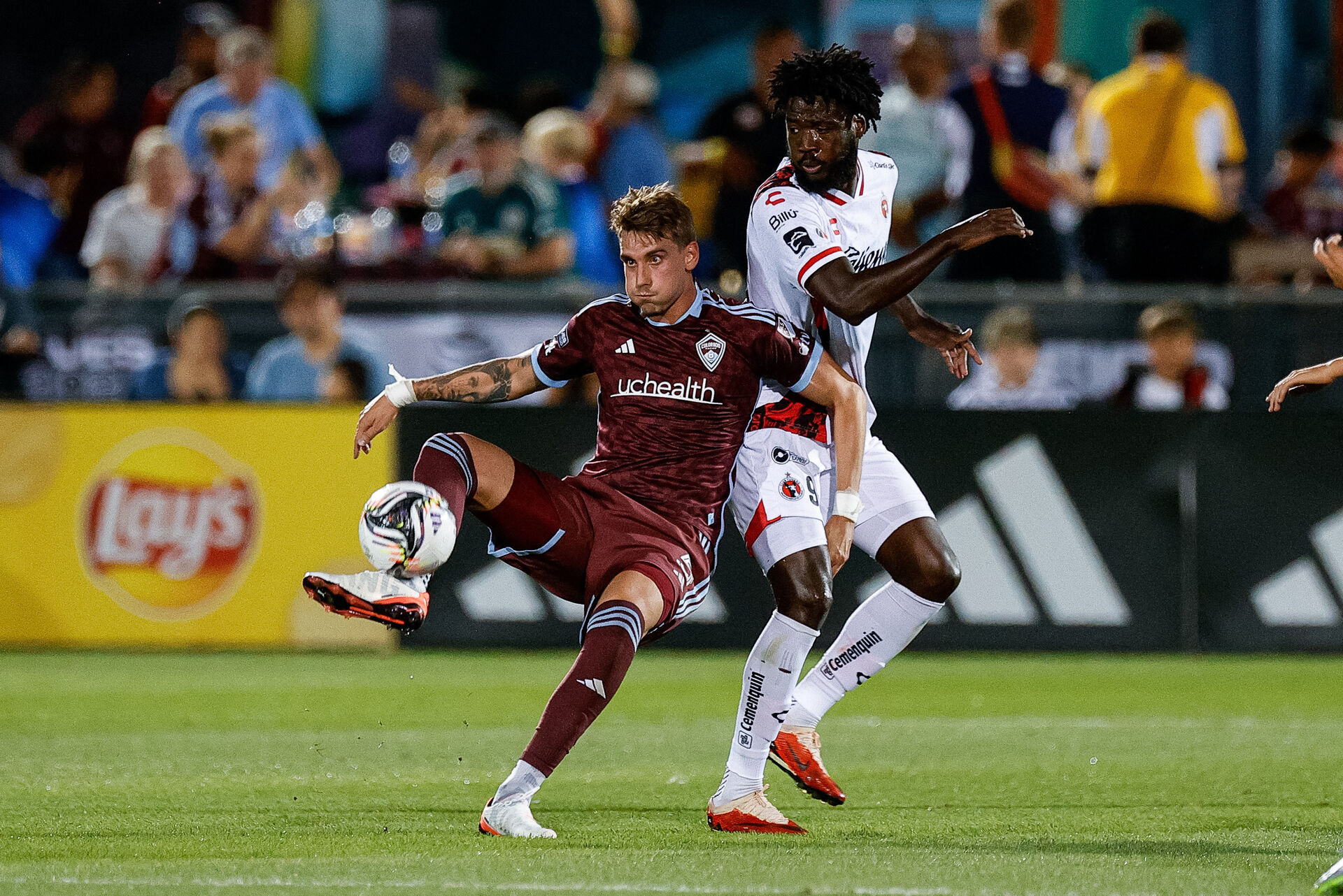 Andreas Maxsø i en duel for Colorado Rapids.