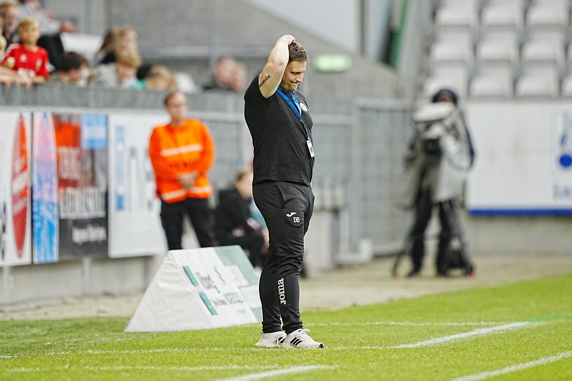 Dan Brimsvik på sidelinjen under en kamp mellem Viborg FF og Torshavn