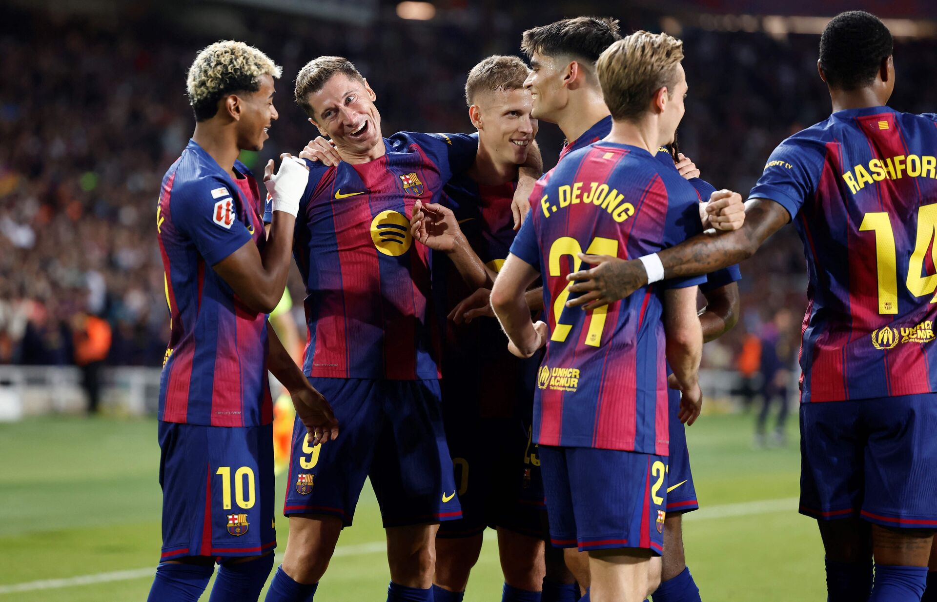 FC Barcelonas spillere fejrer en scoring mod Sociedad.