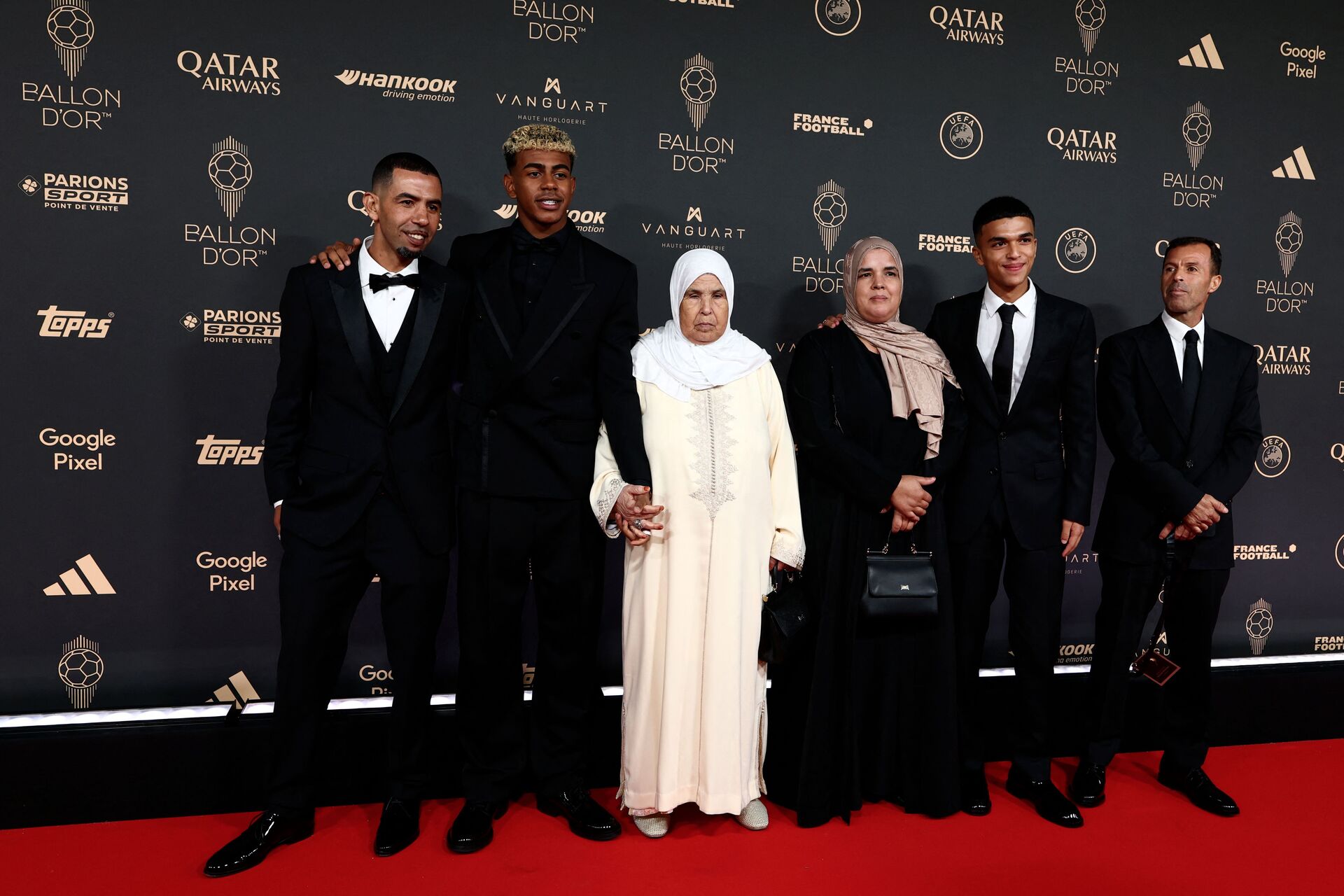 Lamine Yamal sammen med resten af sin familie ved Ballon d'Or 2025.