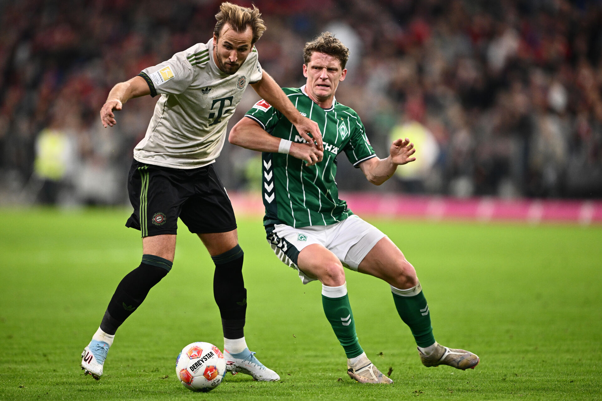 Bayern Münchens Harry Kane i duel med Werder Bremens danske Jens Stage.