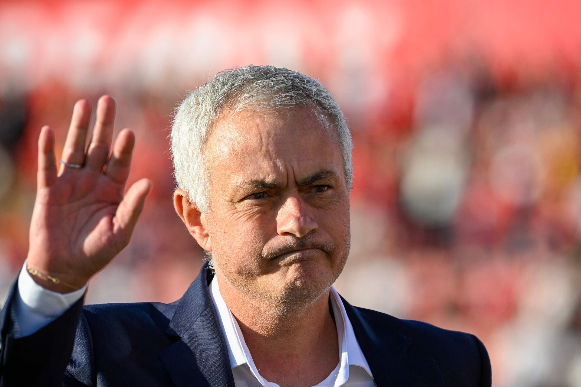 Jose Mourinho vinker unde en Benfica-kamp