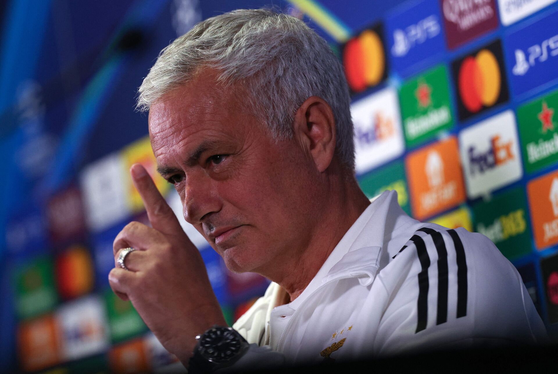 Jose Mourinho med en løftet pegefinger.