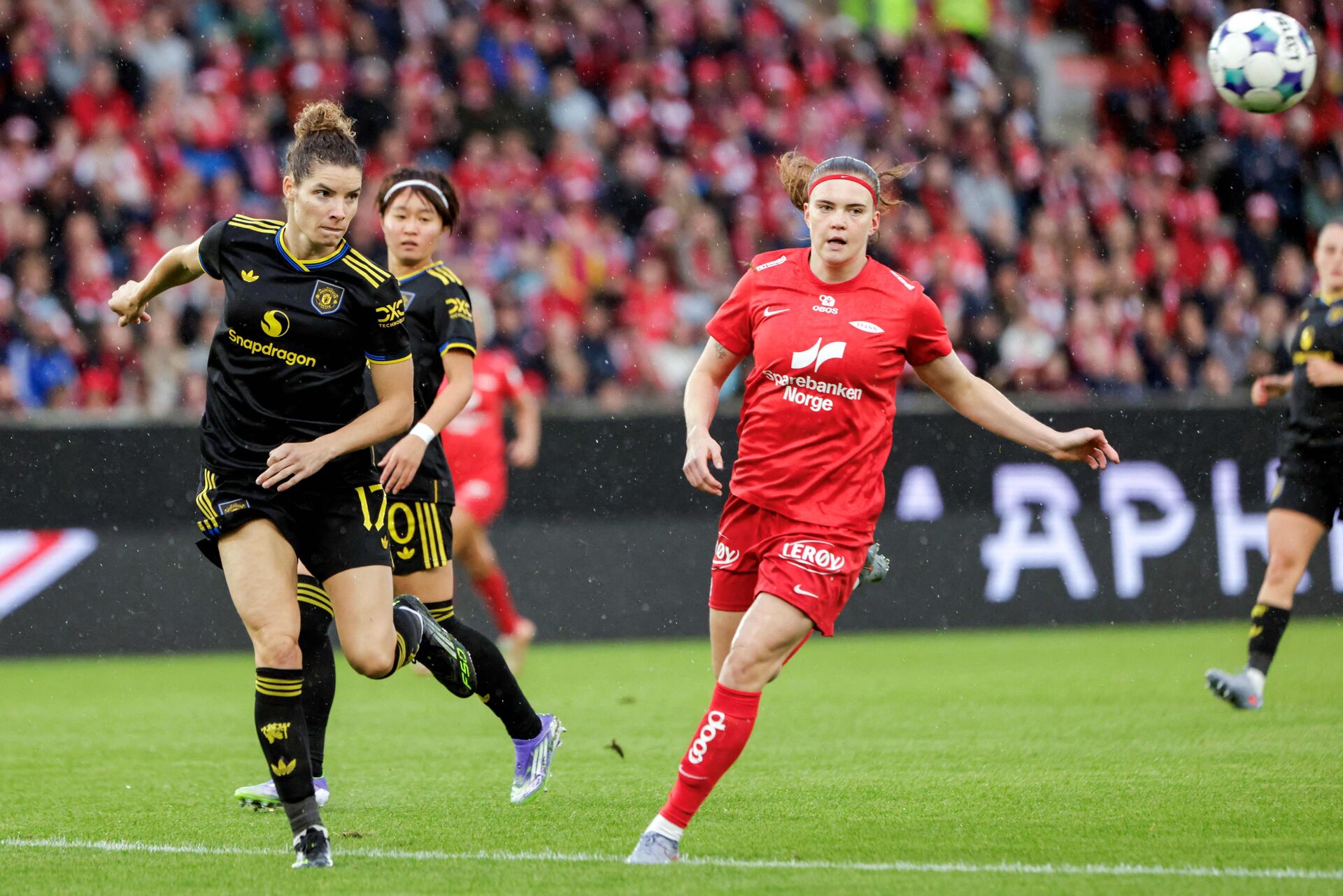 Manchester Uniteds kvinder i aktion mod norske Brann.