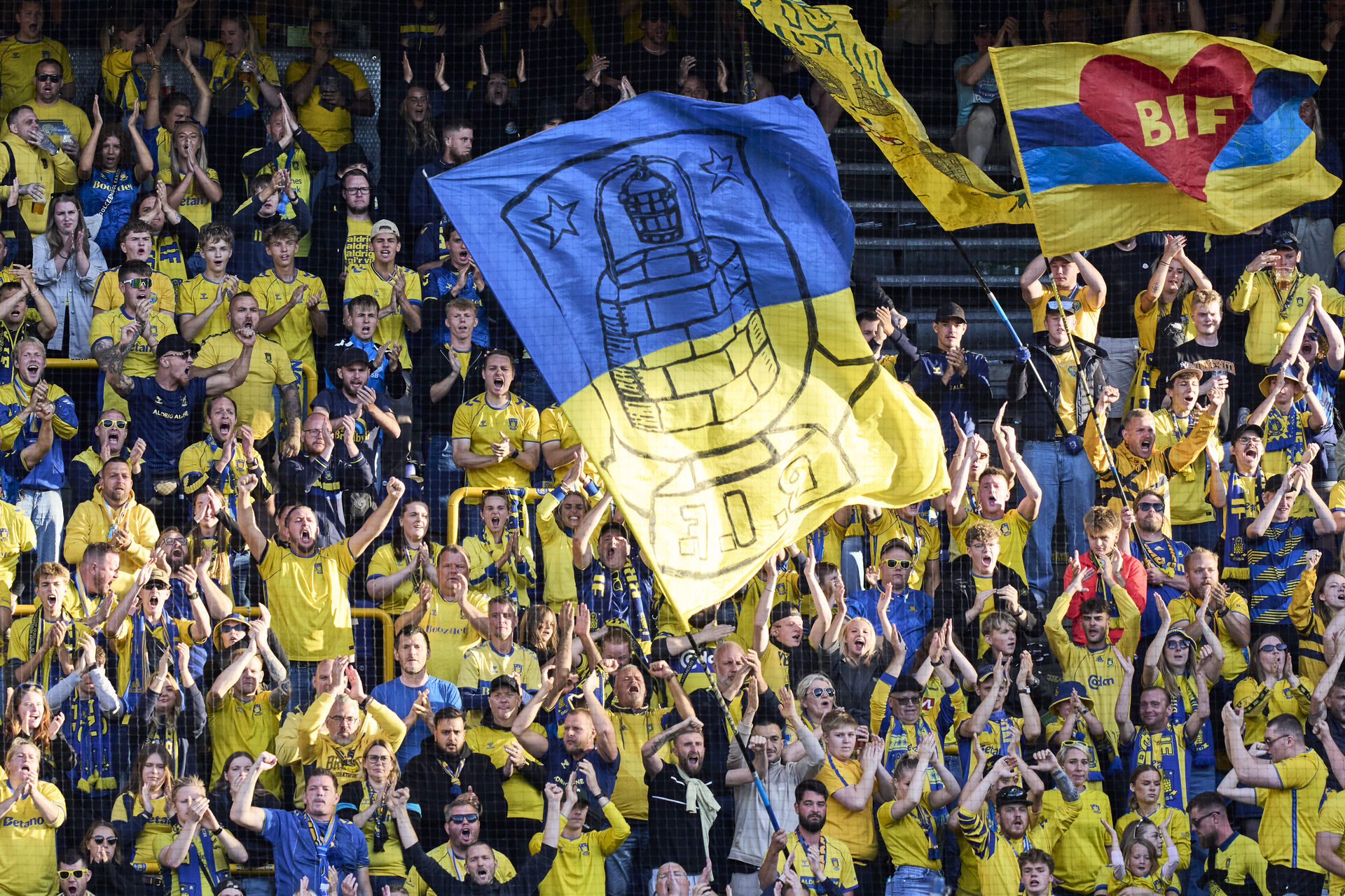 En masse Brøndby-fans jubler.