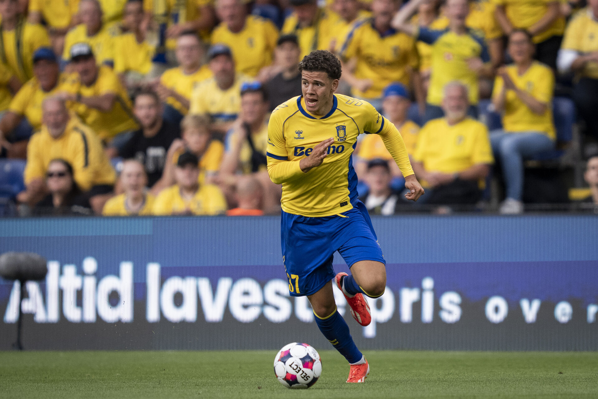 Clement Bischoff på bolden under en kamp for Brøndby IF.