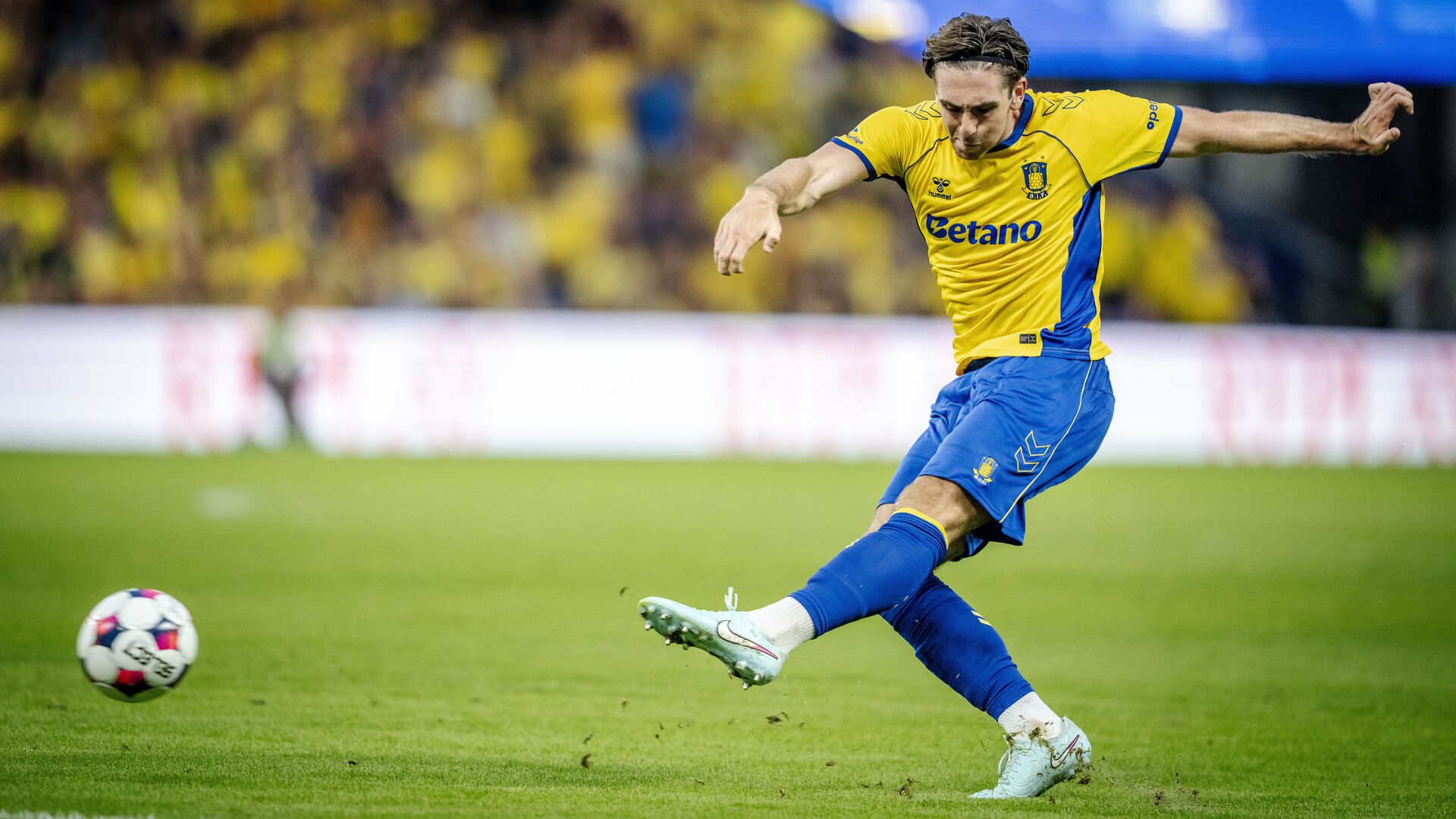 Luis Binks sparker til bolden