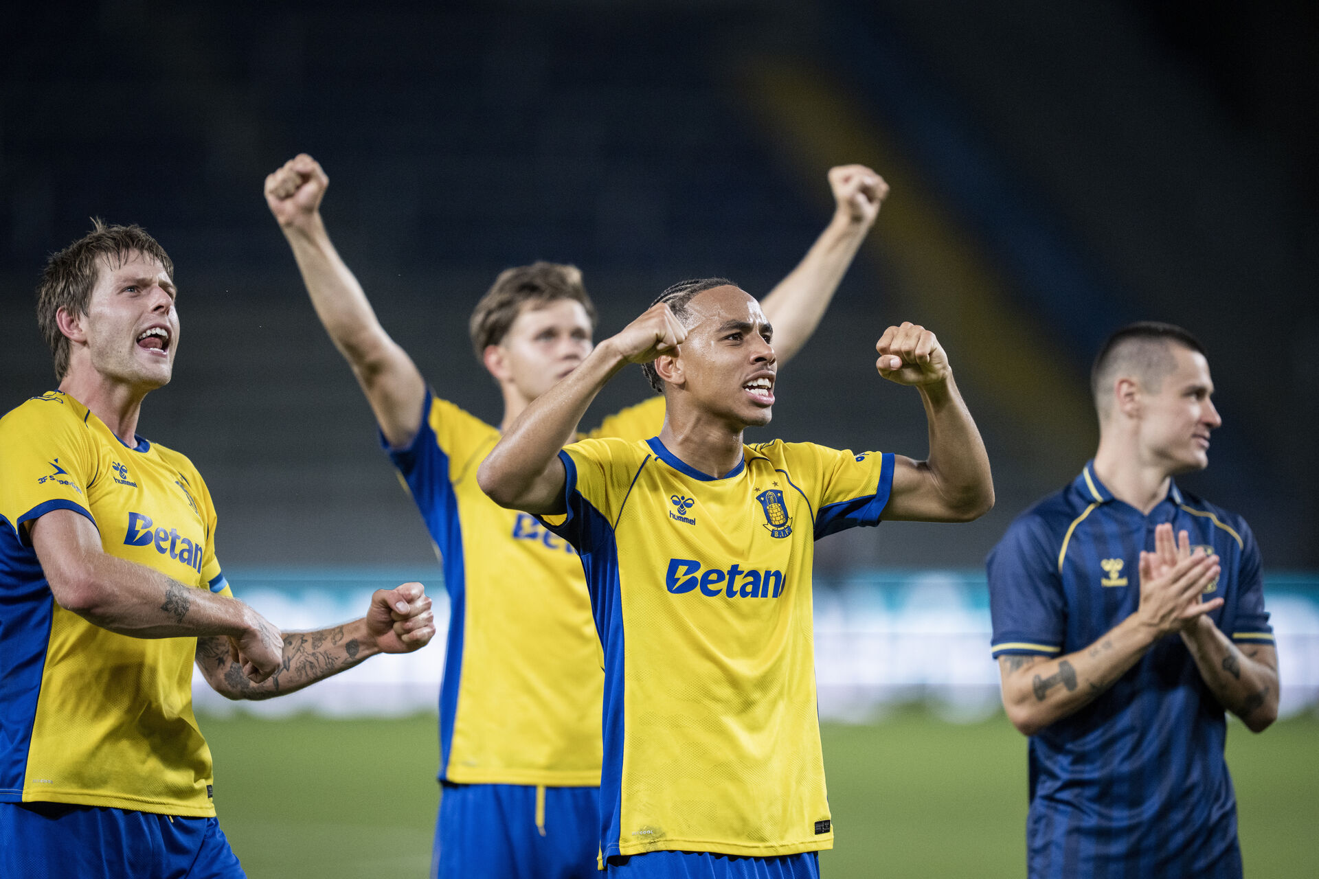 Noah Nartey jubler efter en kamp for Brøndby IF.