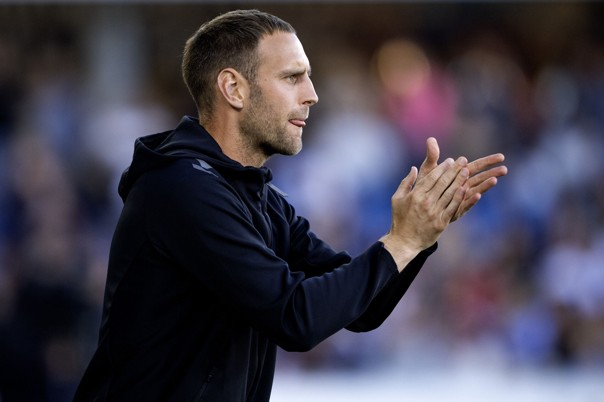 Frederik Birk klapper mod banen.