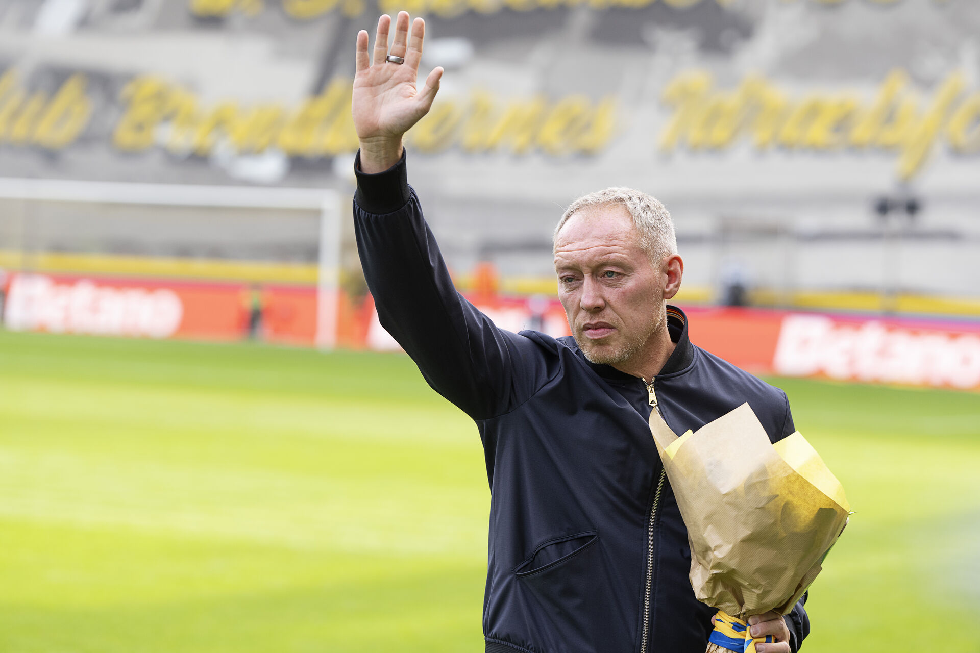 Brøndby IF-Cheftræner Steve Cooper rækker en arm i vejret