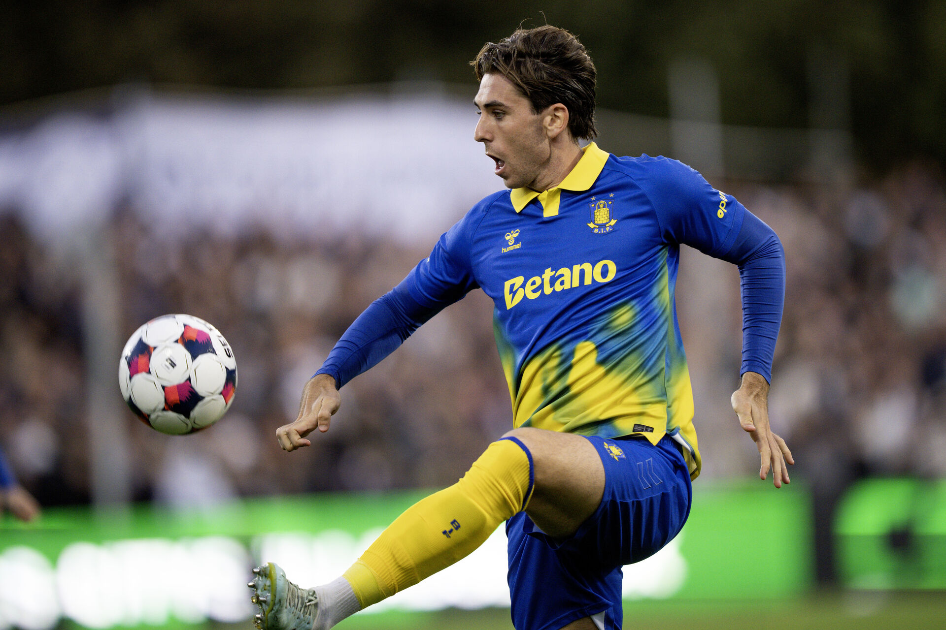 Luis Binks tager en bold ned.