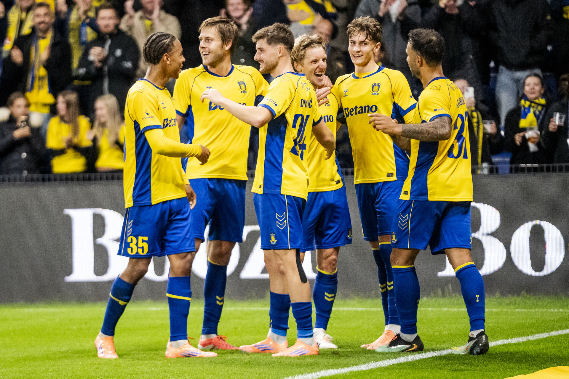 Brøndby IF's spillere jubler efter en scoring.