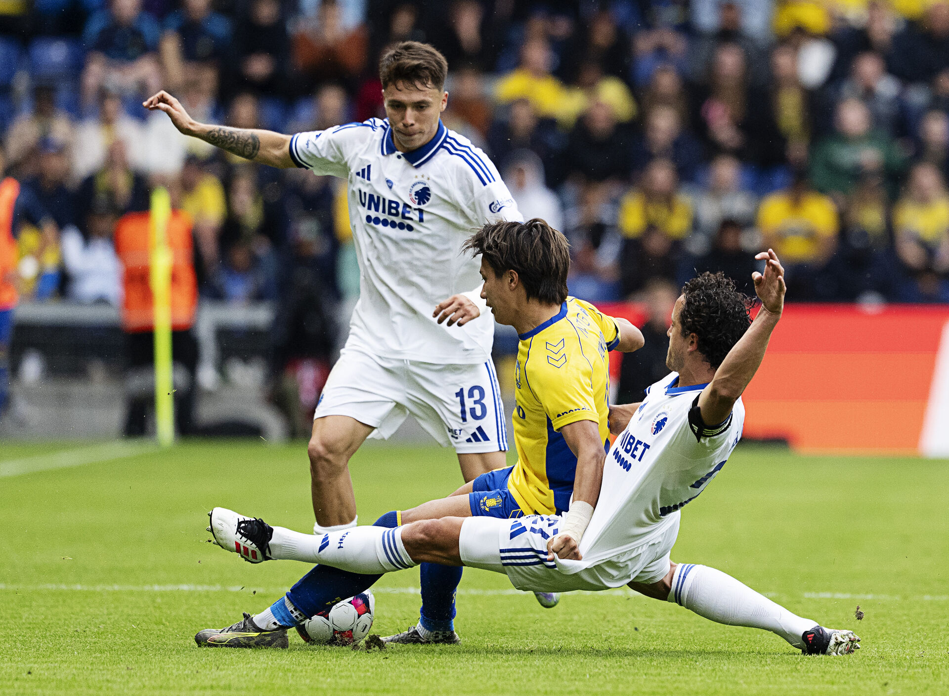 Rodrigo Huescas, Sho Fukuda og Thomas Delaney tackler hinanden i Superligakampen: Brøndby IF - FC København