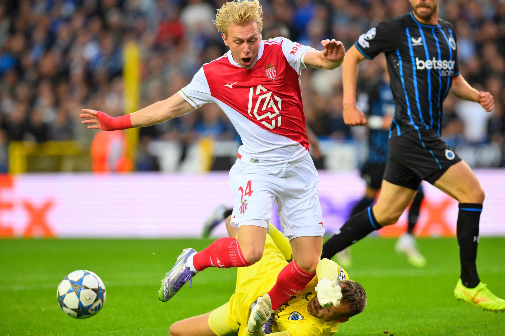 Mika Biereth nedlægges af Simon Mignolet, Club Brugge - Monaco