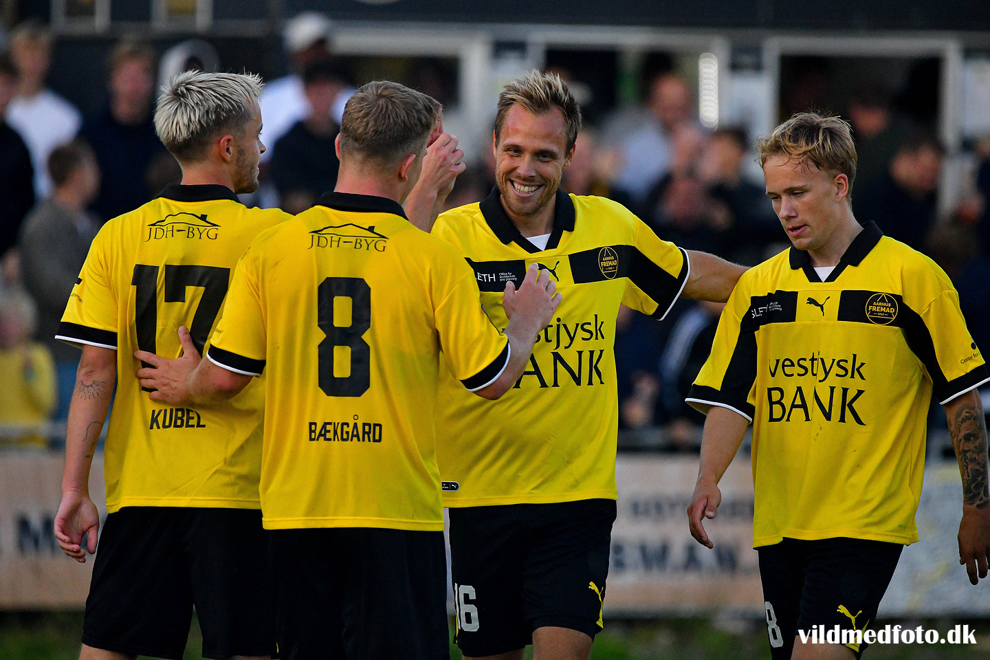 Anders Holvad jubler sammen med resten af spillerne fra Aarhus Fremad.