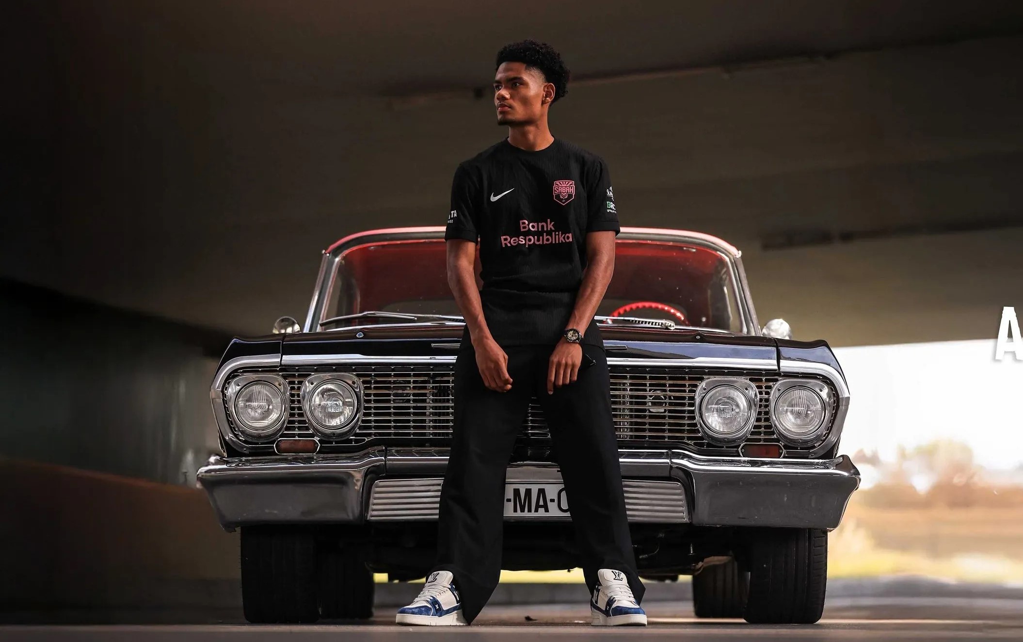 Aaron Malouda foran en gammel bil ved sin præsentation i Sabah FC.