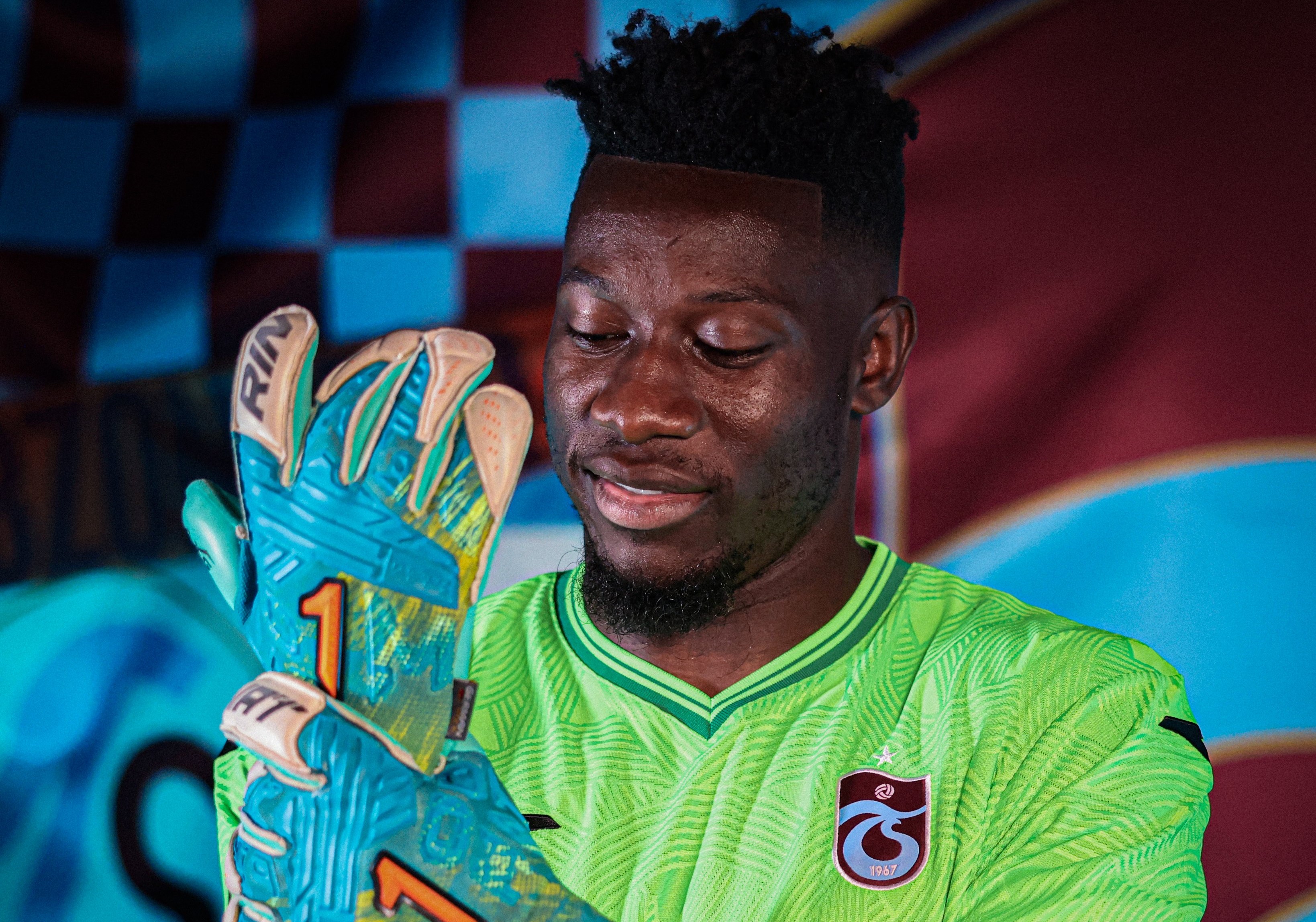 André Onana tager sin målmandshandsker på i Trabzonspor.