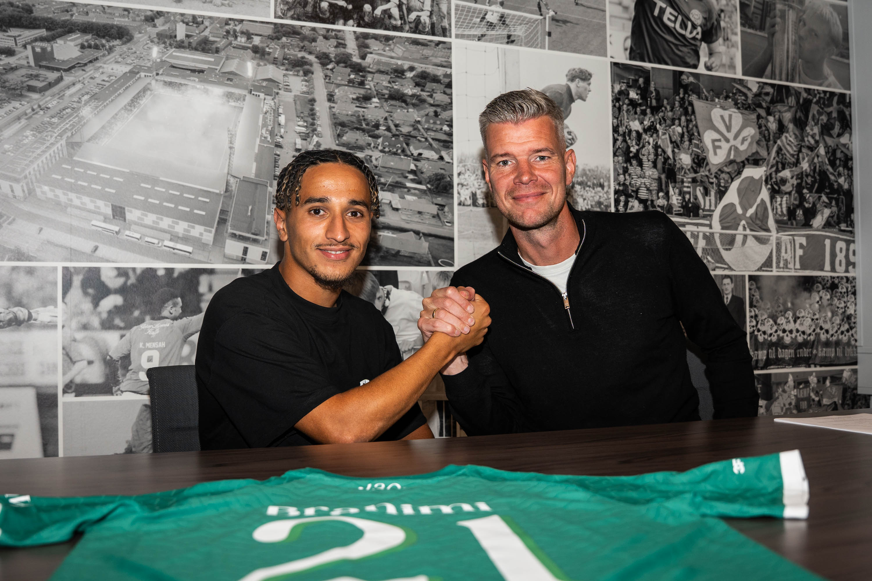 Brahim Bilal giver hånd til Mads Agesen i Viborg FF.