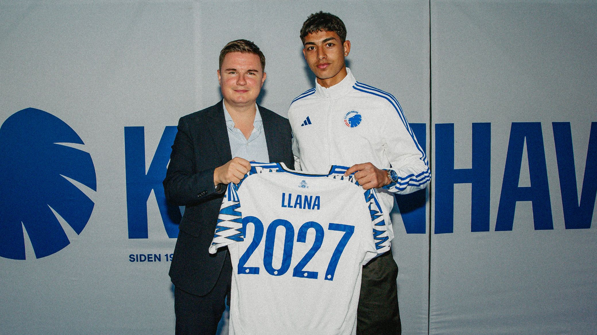 Brandon Llana med Mikkel Lund Køhler ved sin præsentation i F.C. København.